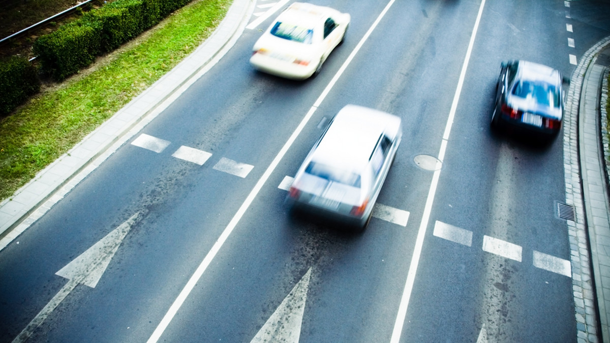 GDDKiA podpisała z firmą Strabag umowę na rozbudowę 10-km fragmentu drogi krajowej nr 8 - Radziejowice-Przeszkoda - do parametrów drogi ekspresowej. Wartość kontraktu to 306,9 mln zł, droga ma być gotowa do lipca 2019 r. - podała w poniedziałek GDDKiA.