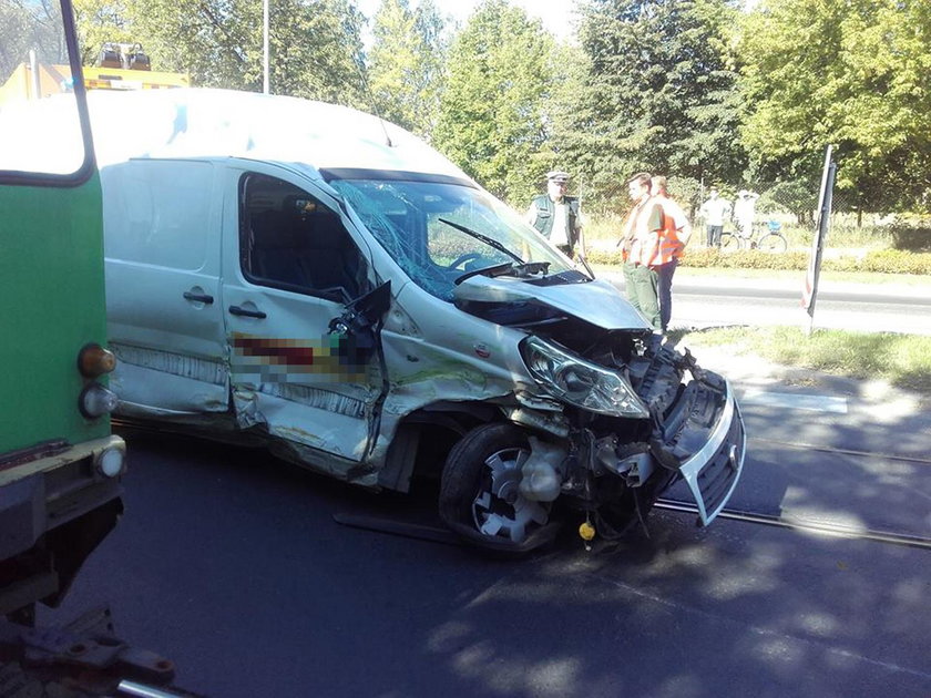 Samochód dostawczy wjechał pod tramwaj. Trudności na Starołęckiej!