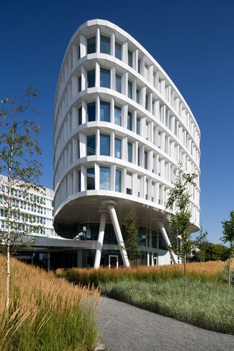 Nie trzeba też martwić się o stanie w korach w drodze na lotnisko. Dojazd samochodem do Okęcia zajmuje zaledwie 5 minut, a komunikacją miejską - 10 minut. Spod hotelu Sound Garden kursuje bezpłatny autobus dojeżdżający do lotniska. Port lotniczy Chopina zapewnia 109 bezpośrednich połączeń lotniczych z głównymi miastami w Europie, Azji, Ameryce Północnej i na Bliskim Wschodzie.