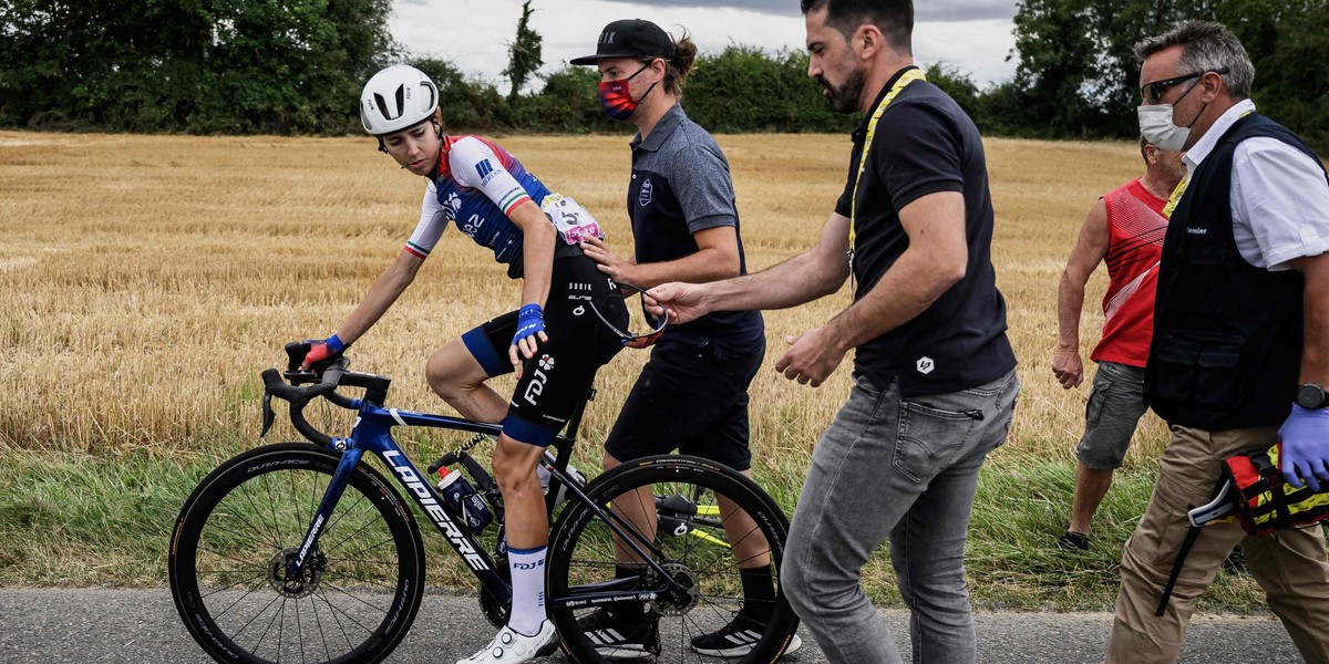 Koszmarna kraksa na trasie wyścigu kolarskiego Tour de France.