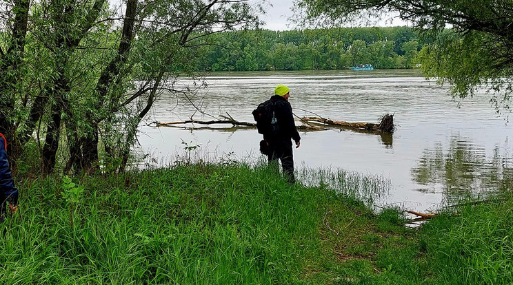 Az áradó Duna partján is keresték a kutató-mentők az eltúnt férfit  Fotó: Facebook