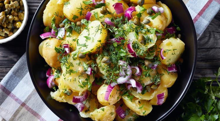 Az igazi krumplisaláta húslevessel készül Fotó: Getty Images