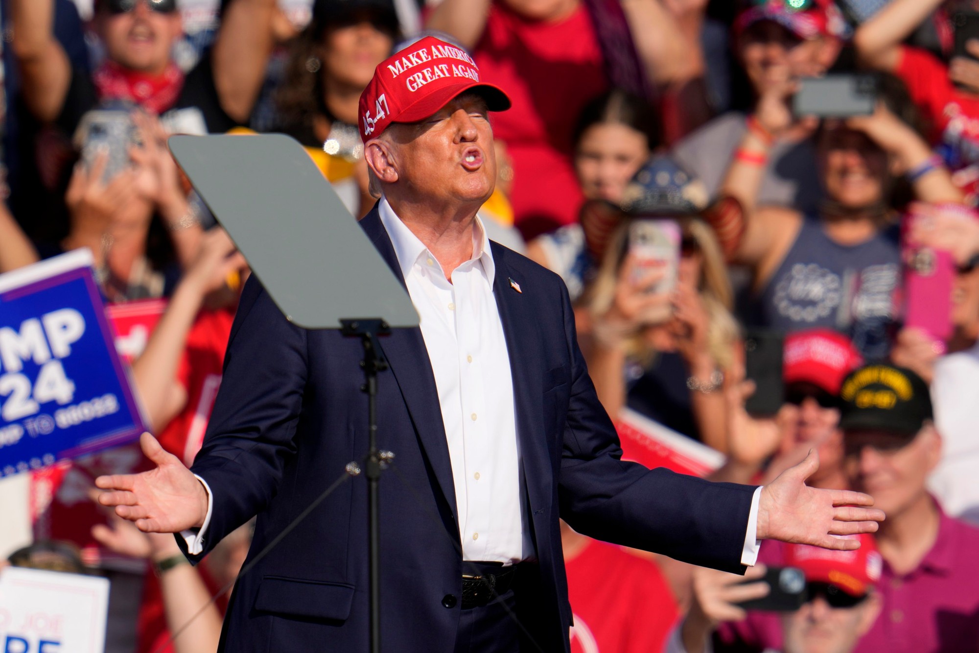 Na predvolebnom mítingu Donalda Trumpa sa strieľalo.