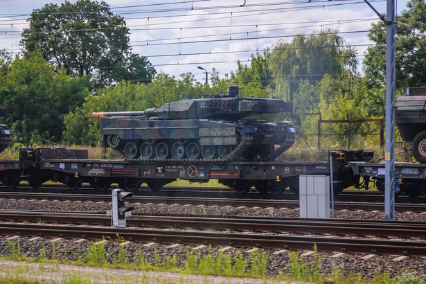 Transport czołgów Leopard 2.