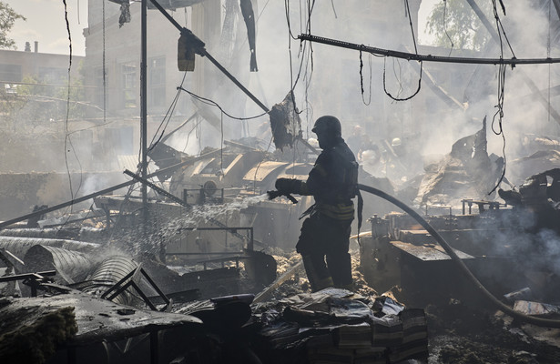 Ukraiński ratownik wśród gruzów po ostrzale Charkowa