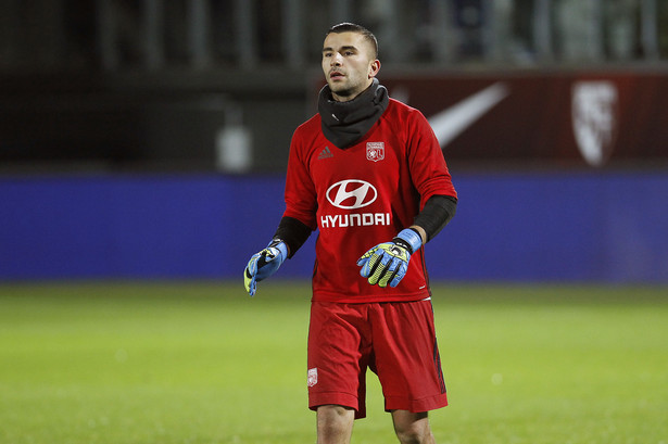 Liga francuska: Bramkarz Lyonu stracił słuch. Anthony Lopes został obrzucony petardami