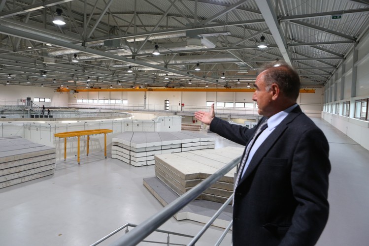 Krakowski synchrotron będzie największym i najnowocześniejszym urządzeniem badawczym tego typu nie tylko w Polsce, ale i w całej Europie Środkowo-Wschodniej. <br>

Na zdj. Kierownik projektu Solaris prof. dr hab. Marek Stankiewicz podczas Dni Otwartych Narodowego Centrum Promieniowania Synchrotronowego SOLARIS <br><br> (zuz) PAP/Stanisław Rozpędzik