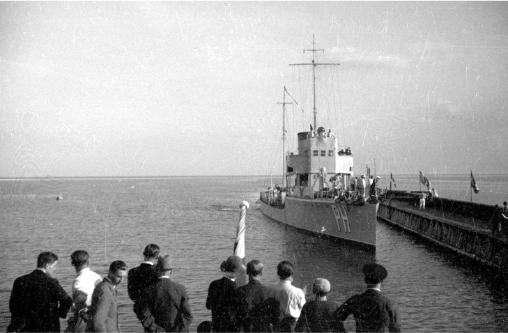 Torpedowiec ORP "Podhalanin" dopływa do nadbrzeża w Gdyni