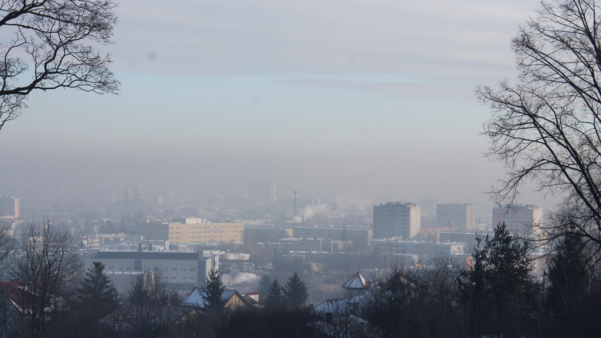 Z pomiarów Wojewódzkiego Inspektoratu Ochrony Środowiska w Bydgoszczy wynika, że stężenie pyłu PM10 w atmosferze w woj. kujawsko-pomorskim się obniża i nie ma ryzyka ogłoszenia w najbliższych dniach alarmu smogowego. Prognozy meteorologiczne do końca tygodnia są korzystne.