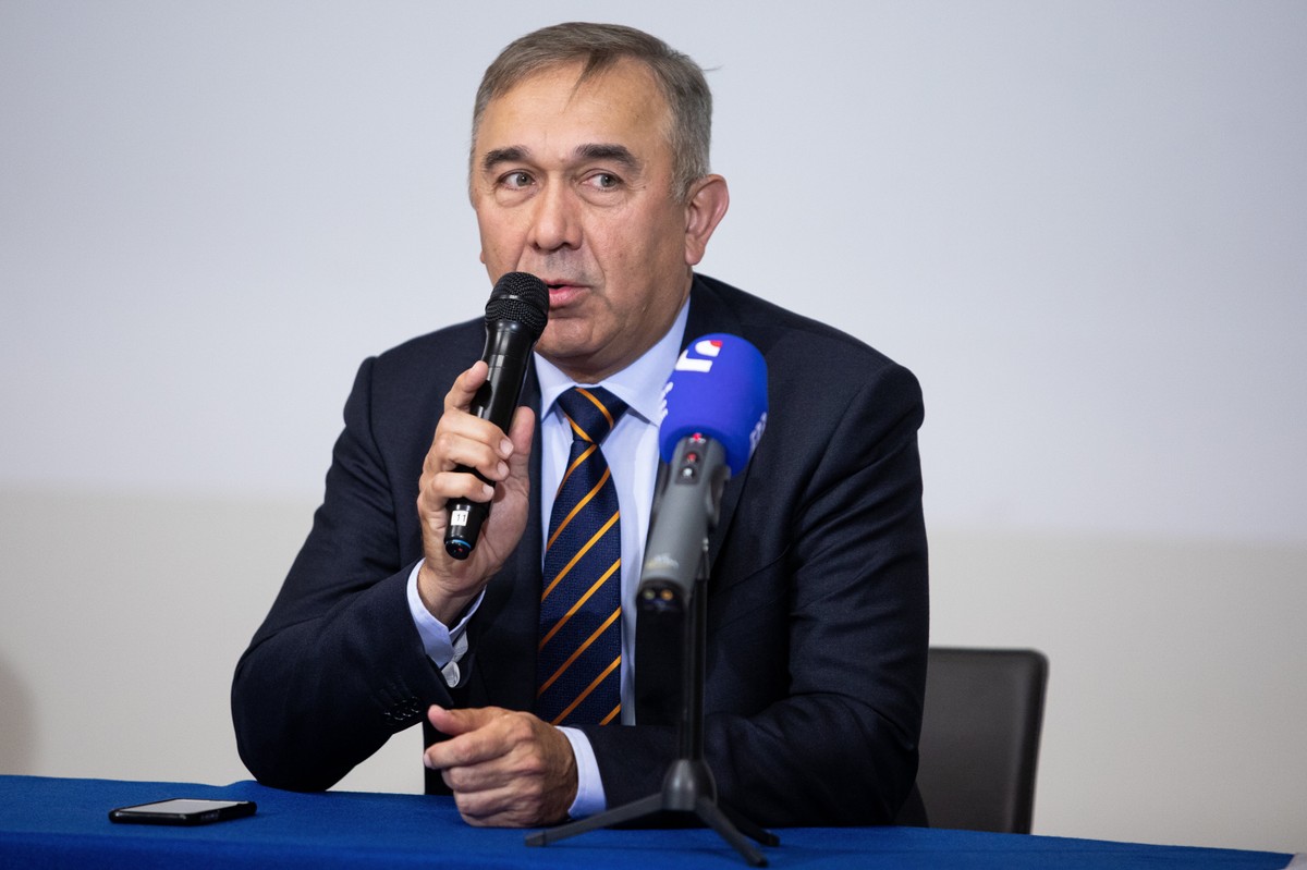 Senator Prawa i Sprawiedliwosci , dr n. med. Grzegorz Czelej podczas konferencji prasowej '' Start produkcji leku na COVID - 19 '' na temat rozpoczecia produkcji leku na koronawirusa .