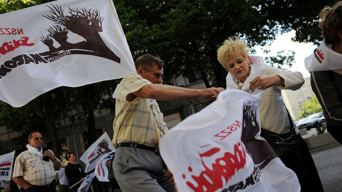 Około tysiąca związkowców pikietuje przed Zachodniopomorskim Urzędem Wojewódzkim w Szczecinie domagając się m.in. obniżenia akcyzy na paliwa i podniesienia płacy minimalnej.