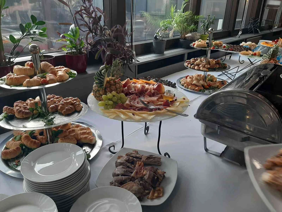 Posluženje u izbornom štabu Srpske napredne stranke