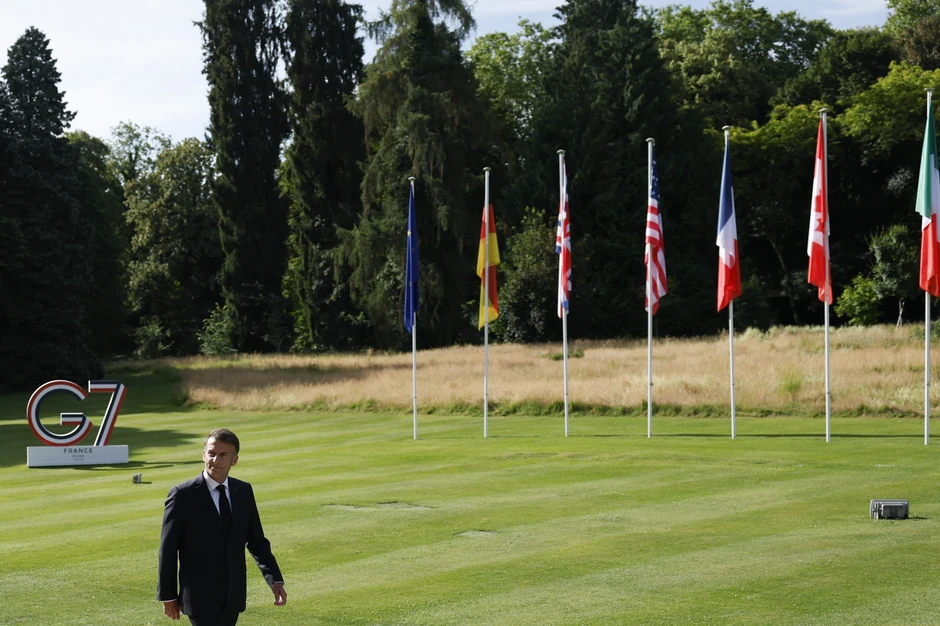 Emanuel Makron ispred hotela Rojal u kojem se odvija samit G7 u Evijanu 16. juna