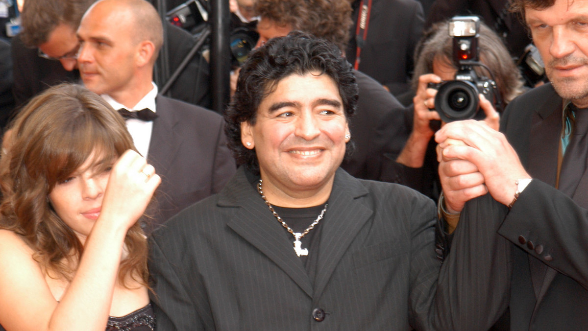 Diego Maradona słynie z tego, że regularnie pakuje się w kłopoty. Tym razem były piłkarz wdał się w wojnę z włoskim urzędem skarbowym. Według oskarżycieli zawodnika, były gwiazdor SSC Napoli oszukał państwo na ponad 40 mln euro!