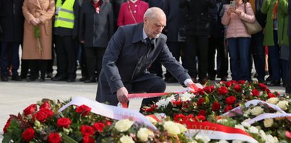 Taki wieniec złożył Antoni Macierewicz. Wymowne słowa na wstędze