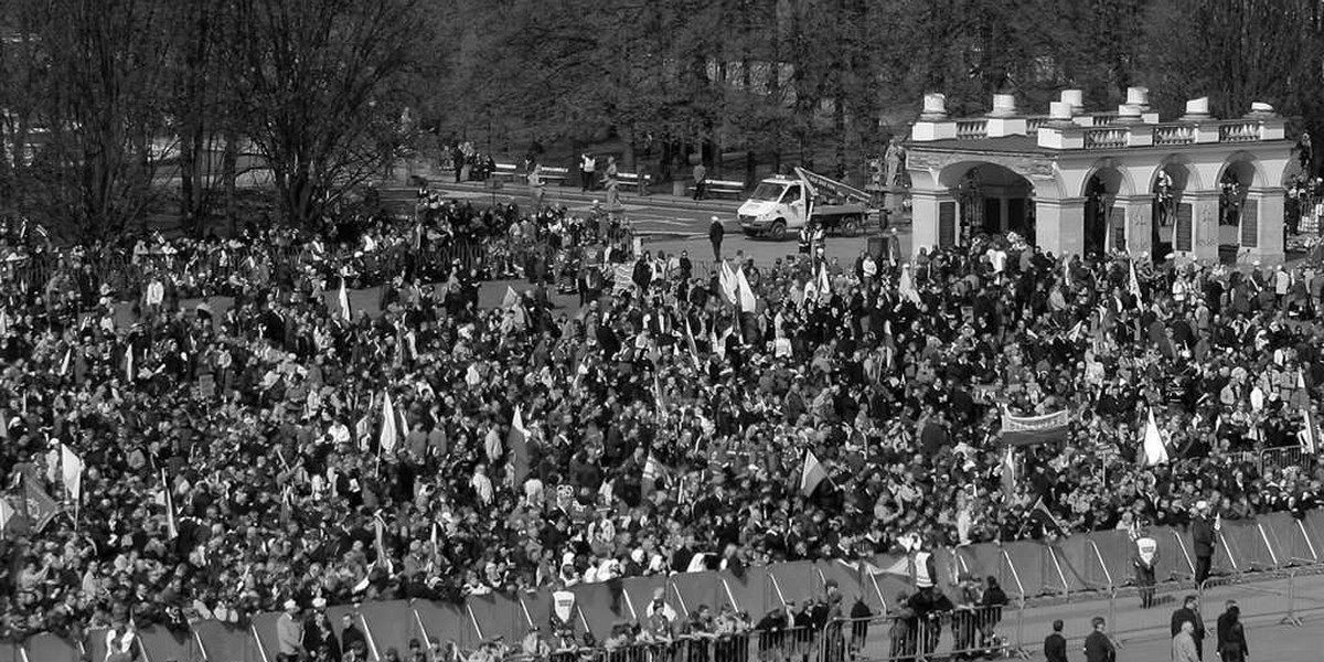 Na Plac Piłsudskiego w Warszawie od świtu zbierać się już pierwsi uczestnicy uroczystości żałobnych