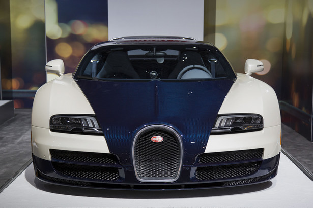 Bugatti Veyron coupe z silnikiem V16 to prawdziwy potwór. Samochód opracowany przez Volkswagen Group i produkowany we Francji może osiągnąć maksymalną prędkość ponad 250 mil na godzinę, czyli ponad 400 km/h. Fotograf: Michael Nagle / Bloomberg