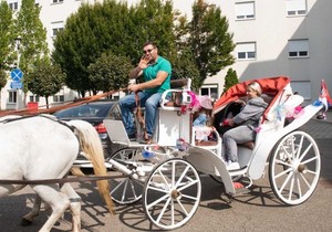 Božidar Miljanović ispred porodilišta u beloj kočiji u kojoj je došao po ženu Zlatu i ćerkicu Milicu