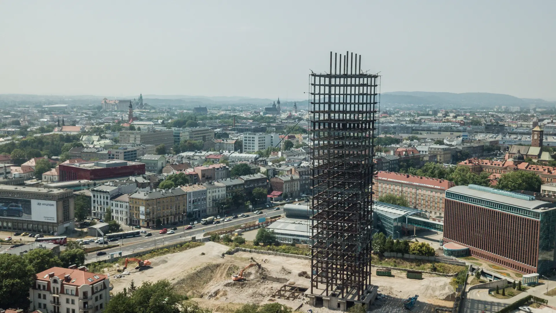 Jaki kraj taki tower. Kultowy "szkieletor" znika z mapy Krakowa [ZDJĘCIA]