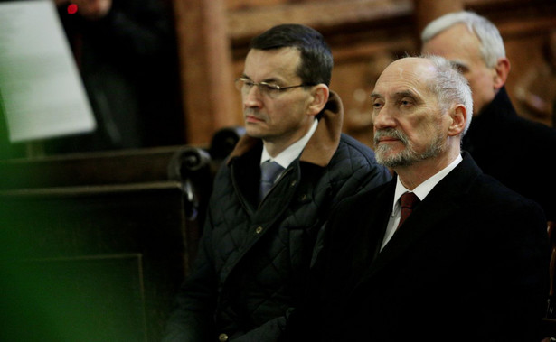 Macierewicz: Rosjanie za wszelką cenę chcą uniemożliwić badanie wraku