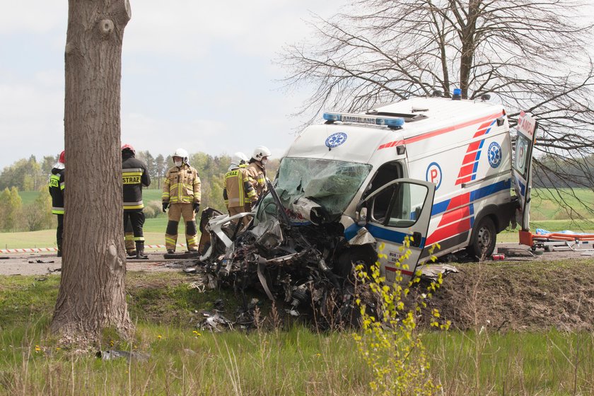 Tragiczny wypadek z udziałem karetki. Nie żyją dwie osoby, cztery są ranne