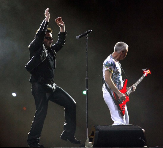 <b>1. U2 - ich trasa koncertowa przyniosła 750 mln dolarów</b>
<br>
<br>
Trasa 'U2 360 Tour', która odbyła się w latach 2009-2011, promowała album 'No Line on the Horizon'. U2 dali 111 koncertów, na które przyszło ponad 7,2 milionów ludzi.
<br>
W Polsce wystąpili ponownie w Chorzowie - tym razem to oni wyświetlili polską flagę na ekranie, odpowiadając na akcję ich polskich fanów z poprzedniego koncertu zagranego podczas 'Vertigo Tour'.