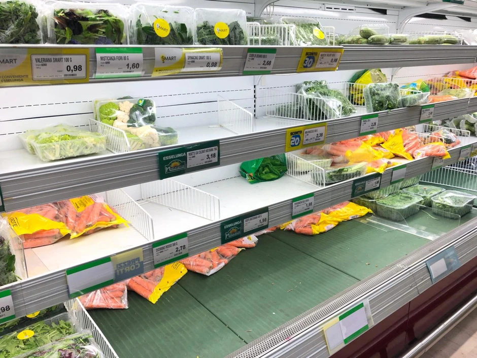 Ispražnjeni rafovi prodavnica u Kodonju