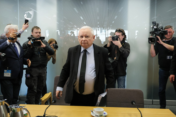 Wezwany na świadka prezes PiS Jarosław Kaczyński (C) podczas posiedzenia komisji śledczej ds. Pegasusa w Sejmie w Warszawie