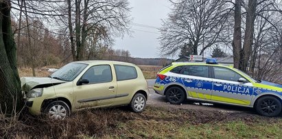 Kierowca porzucił wrak i uciekł na bagno. Obława zamieniała się w akcję ratunkową