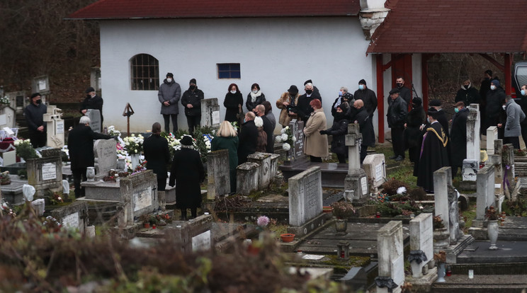 A máriabesnyői temetőben csak a szűk család,néhány barát és kolléga lehetett ott, amikor Ildikó hamvait a sírba helyezték /Fotó: Zsolnai Péter