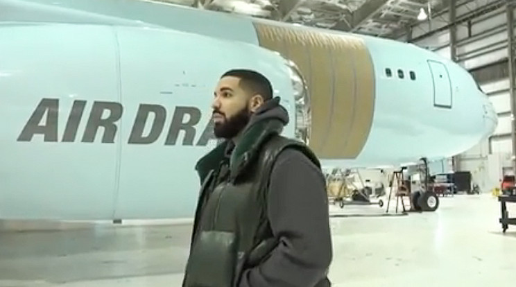 A zenész Drake átépíttet egy Boeing–767-est, állítólag tiszta arany lesz belül /Fotó: Instagram