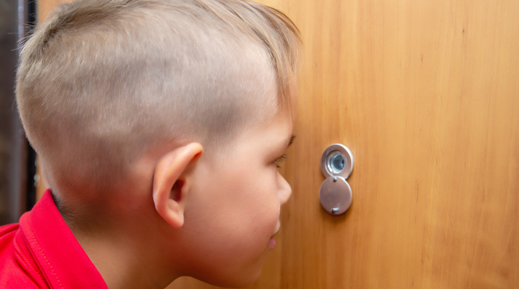 A gyereknek tudnia kell, hogy idegent nem engedhet be a lakásba / Fotó: Shutterstock