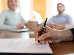 Te "sztuczki" pracodawców mogą się skończyć karą 30 tys. zł. Masz taką umowę?