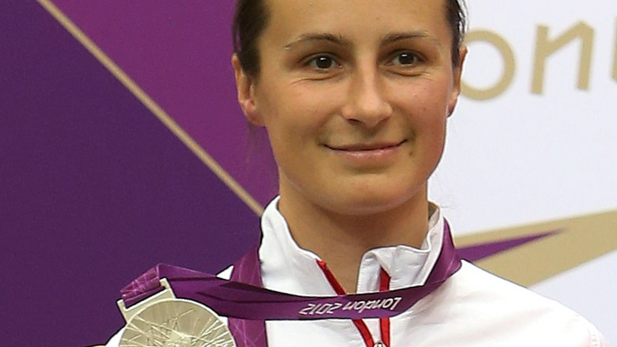 Sylwia Bogacka fantastycznie rozpoczęła igrzyska olimpijskie dla Polski, już w pierwszej konkurencji zdobywając srebrny medal. Polka zajęła drugie miejsce w rywalizacji strzeleckiej karabinu pneumatycznego 10 m kobiet. Polska prasa jest zachwycona występem naszej reprezentantki.