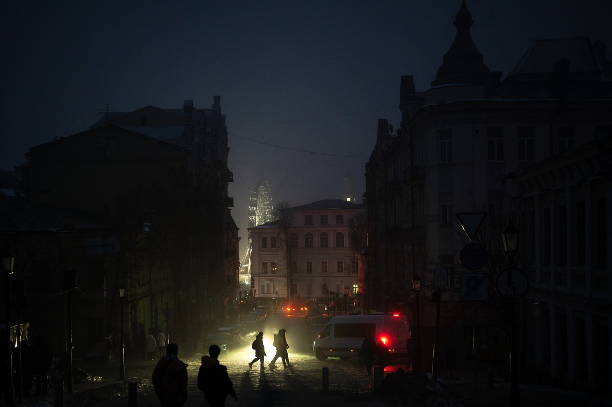 Ukraina, pogrążone w ciemnościach ulice w Kijowie