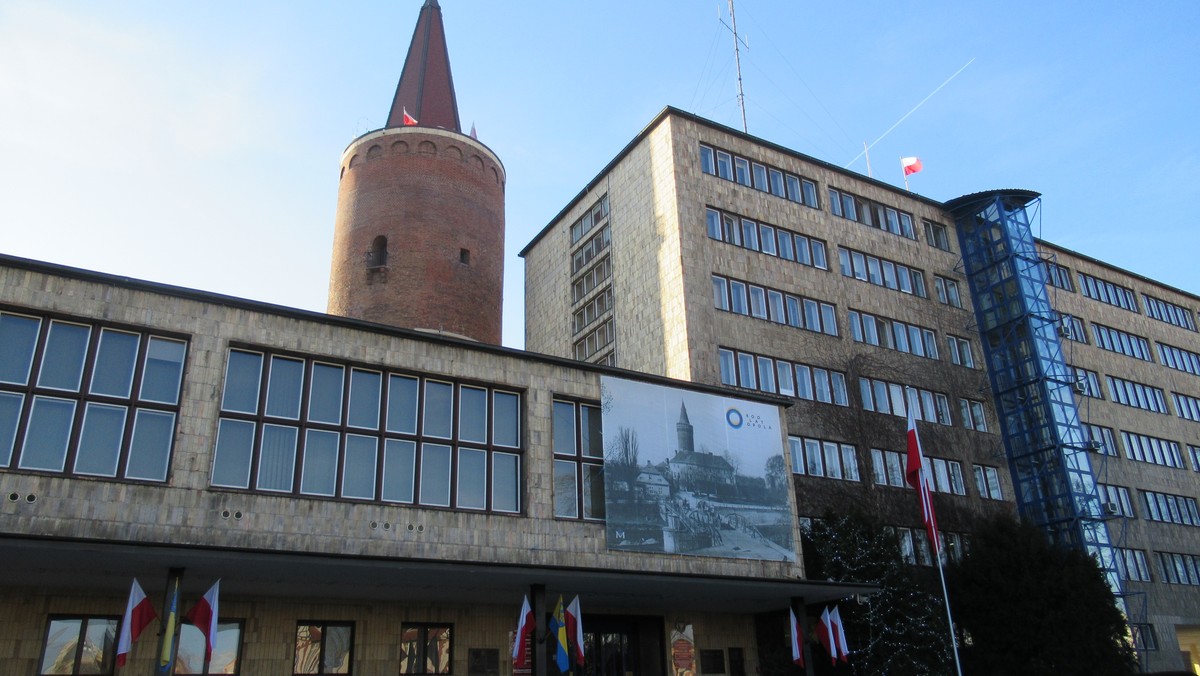 Patriotyczny mural na gmachu urzędu wojewódzkiego, cykl audycji w regionalnym radiu i wystawa nt. nadzyczajnych kobiet Śląska Opolskiego - to projekty z okazji 100 rocznicy odzyskania niepodległości, jakie przedstawił wojewoda Adrian Czubak.