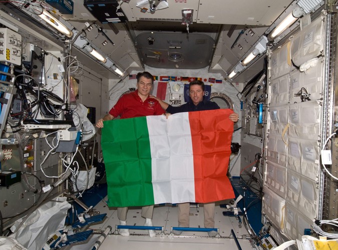 Astronauci Paolo Nespoli i Roberto Vittori z włoską flagą podczas rozmowy z prezydentem Włoch Giorgio Napolitano