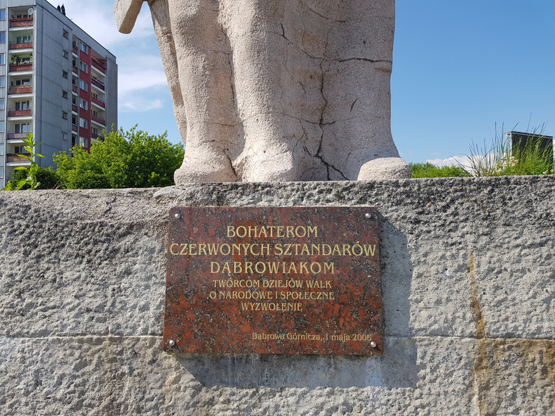 Tablica na pomniku Bohaterom Czerwonych Sztandarów w Dąbrowie Górniczej