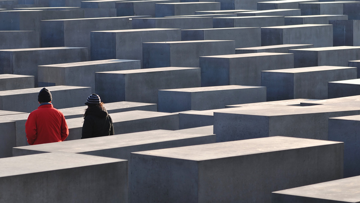 Pod betonowymi blokami tworzącymi berliński Pomnik Pomordowanych Żydów Europy wyłania się wstrząsająca wystawa. Nie tylko w stolicy, ale jeszcze w stu innych miejscach Niemcy upamiętnili zbrodnie popełnione przez nazistów na Żydach.