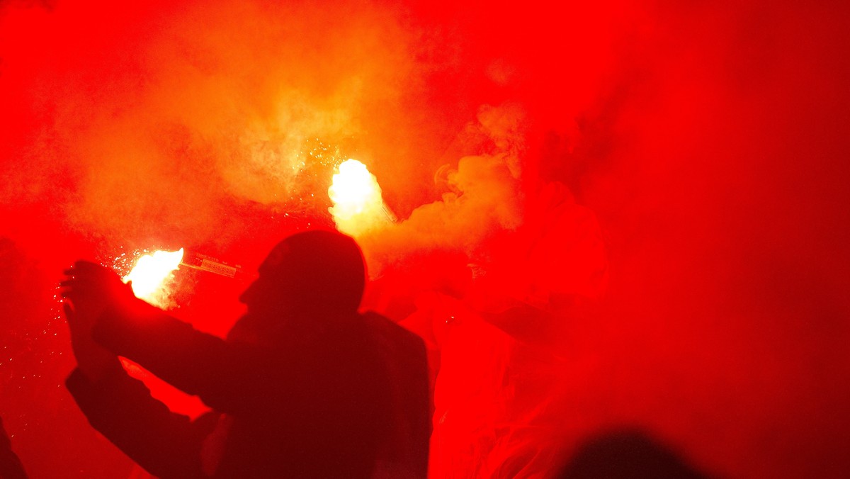 Siedem osób zatrzymano podczas wczorajszych burd na stadionie Piasta w Gliwicach – podała dziś rano policja. Zatrzymani mają od 28 do 35 lat. Policjanci analizują monitoring i identyfikują kolejnych uczestników zajścia.