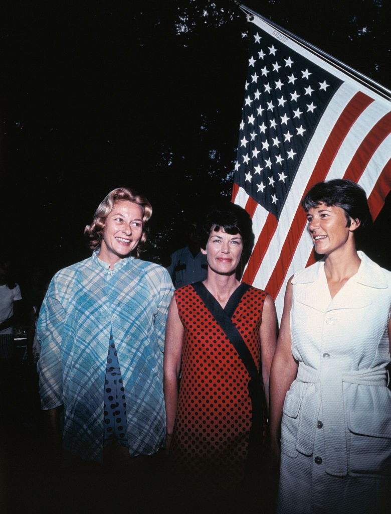 Az Apollo–11 három űrhajósának felesége 1969. július 18-án összegyűlt Joan Aldrin otthonában egy ebédre és medencés partijára. A képen balról jobbra: Janet Armstrong (Neil Armstrong, az Apollo–11 parancsnokának felesége), Pat Collins (Michael Collins, a parancsnoki modul pilótájának felesége) és Joan Aldrin (Buzz Aldrin, a holdkomp pilótájának felesége).