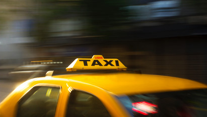 A kormány támogatja a taxisok kezdeményezését az új kata-törvény kapcsán 