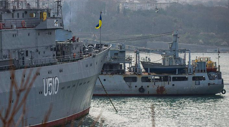 Az ukrán U510 Szlavutics nevű hajó útját egy rozsdásodó, ütött-kopott orosz hajó állja el - vélhetően nem számítanak ellenállásra (Fotó: MTI)