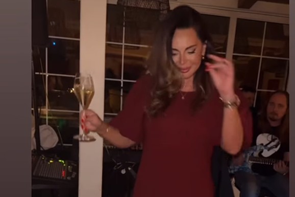 (VIDEO) SONJA VUKSANOVIĆ NAPRAVILA GALA ŽURU ZA 50. ROĐENDAN Slavljenica u uskoj haljini, nazdravlja i igra: Torta od jagoda i na njoj zlatne svećice