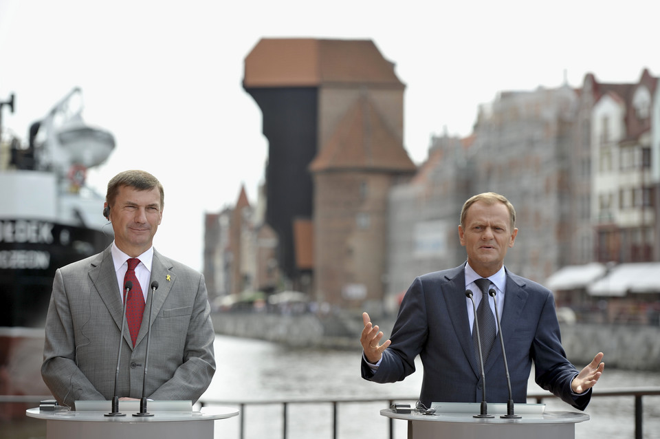 Donald Tusk (po prawej) podczas spotkania z premierem Estonii Andrusem Ansipem (po lewej) w Gdańsku, fot. PAP/Adam Warżawa
