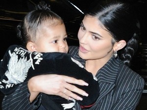Kylie Jenner 1 éves kislánya nagyobb babaházat kapott karácsonyra, mint az én lakásom