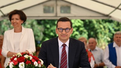 Premier Mateusz Morawiecki podpisuje rozporządzenie o wysokości 14. emerytury