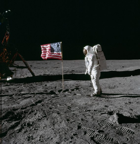 Edwin Aldrin z misji Apollo wbił amerykańską flagę na Księżycu, 21 lipca 1969 r.