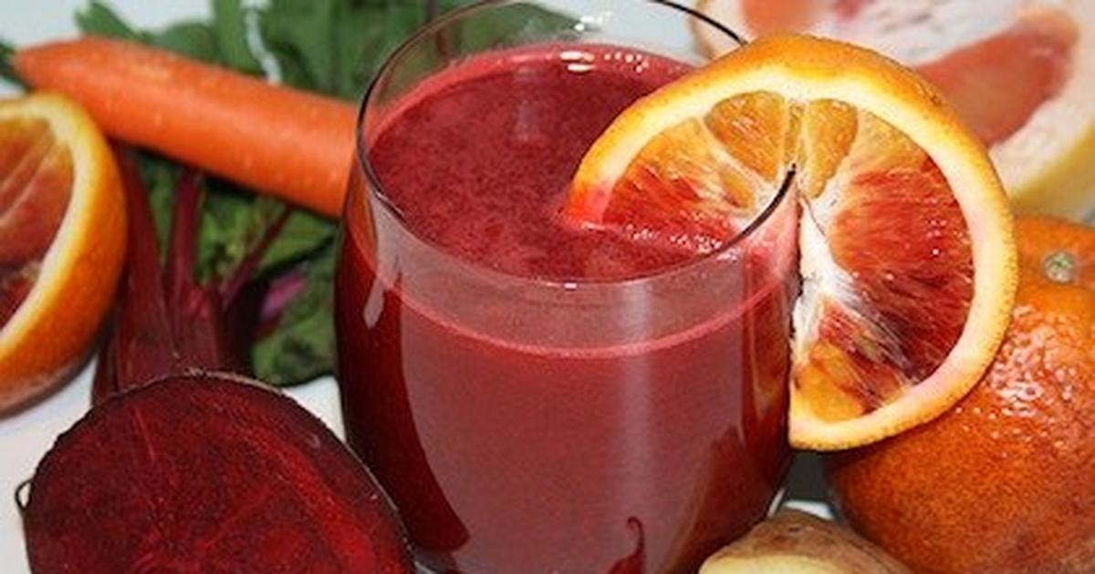 Польза свежевыжатого свекольного сока. Свекольно морковный смузи. Свекольный сок. Свекольный напиток. Свекольно апельсиновый сок.