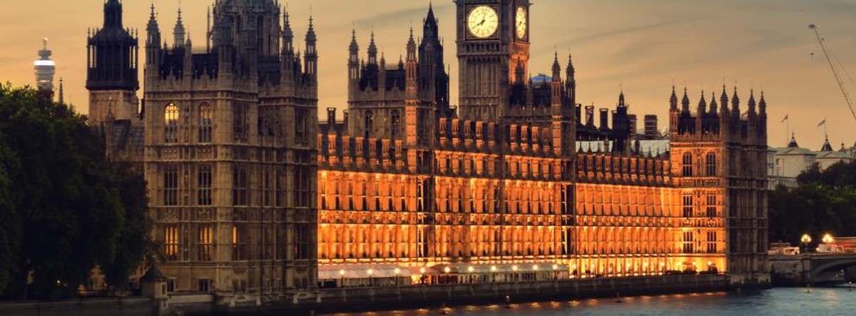 Pałac Westminsterski – miejsce posiedzeń obu izb Parlamentu Zjednoczonego Królestwa (Izby Lordów i Izby Gmin). Pałac znajduje się w Londynie, w dzielnicy City of Westminster, na lewym brzegu rzeki Tamizy. Najstarsza istniejąca dziś część pałacu, Westminster Hall, powstała w roku 1097. Pałac służył początkowo jako siedziba władcy, ale żaden monarcha nie mieszkał tam od XVI wieku. Większość obecnej struktury pałacu pochodzi z XIX wieku, kiedy to pałac został odbudowany po pożarze w roku 1834. Architektem odpowiedzialnym za odbudowę był Sir Charles Barry, a obecny wygląd pałacu jest przykładem stylu neogotyckiego. Jedną z najsławniejszych części pałacu jest wieża zegarowa, mieszcząca znaną atrakcję turystyczną, zegar oraz dzwon Big Ben.